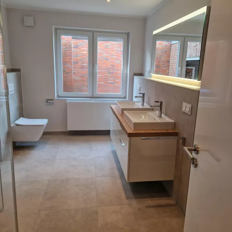 Hochwertige Badrenovierung im Einfamilienhaus in Wesel – ebenerdige Dusche, LED-Lichtkonzept und motorisierte Rollläden aus einer Hand