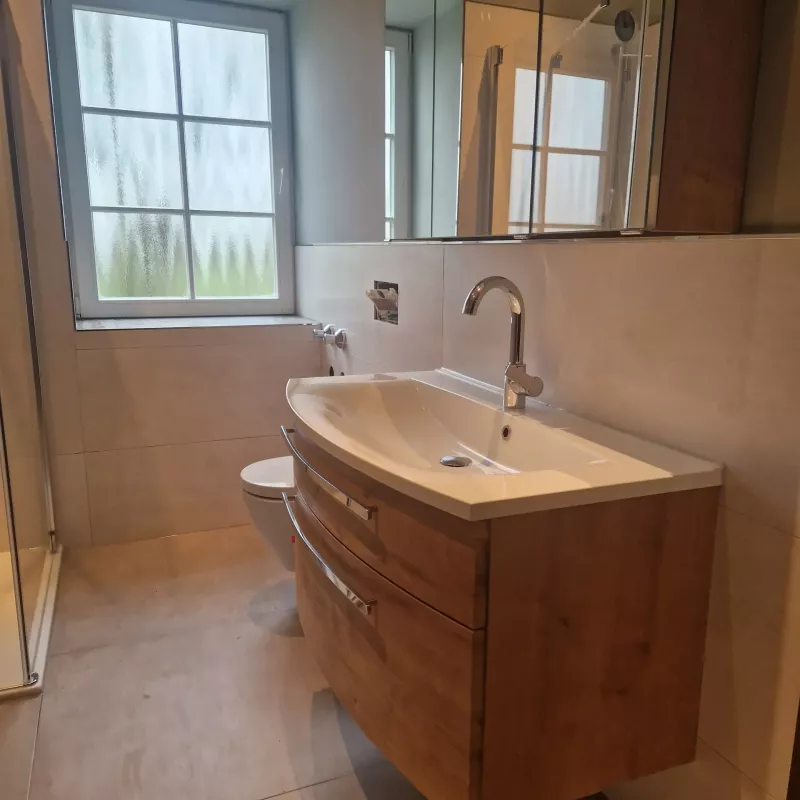 Hochwertige Badsanierung in historischem Herrenhaus in Emmerich – XXL-Fliesen, neue Sanitärtechnik und stromsparende LED-Beleuchtung