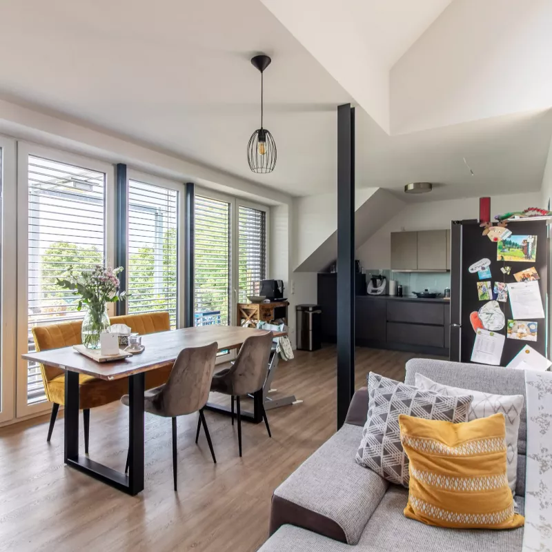 Kernsanierung / Innenausbau des alten Raiffeisen-Marktes in 4-Parteien Mehrfamilienhaus und 3 Gewerbeeinheiten in Wesel Bislich