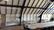 Bestand: Kniestockwand mit Heizkörpern und Ablagetischen