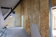 Flurwand im Aufbau: Ständerwerk mit Mineralwolle, eine Seite bereits beplankt