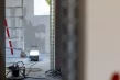 Blick durch eine Türöffnung in den nächsten Raum, Baustrahler und Kabeltrommel