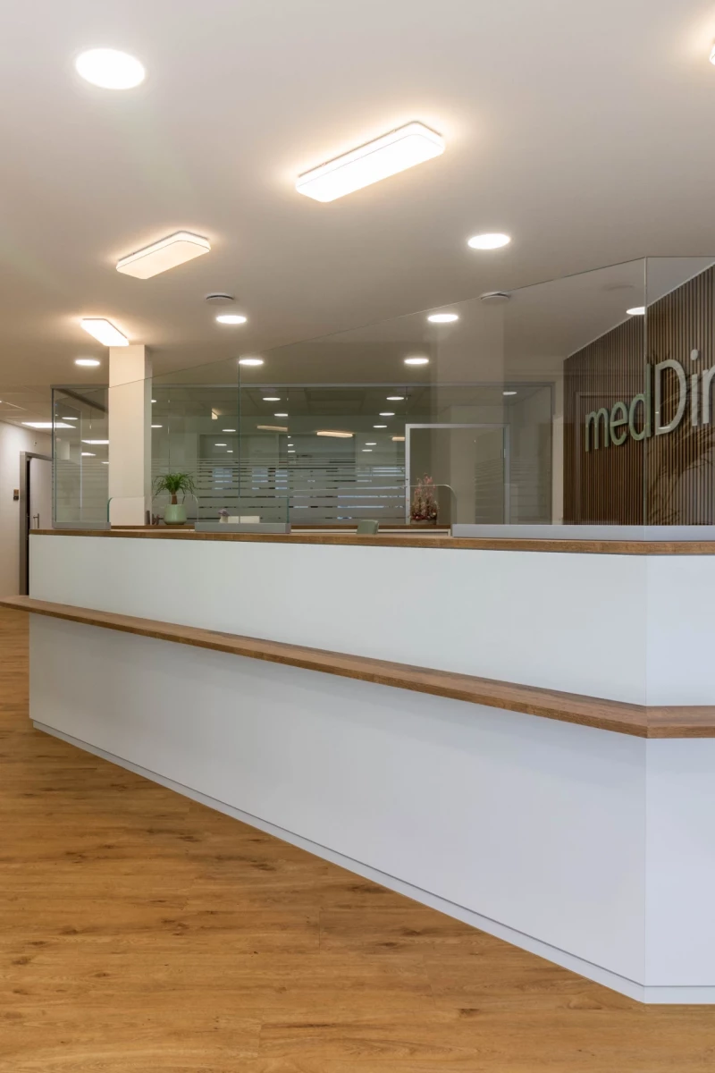 Kernsanierung und Ausbau zum modernen Ärztezentrum in Dinslaken – 680 m² Trockenbau, Vinylboden, CAT7-Netzwerktechnik und effiziente Heizkörper